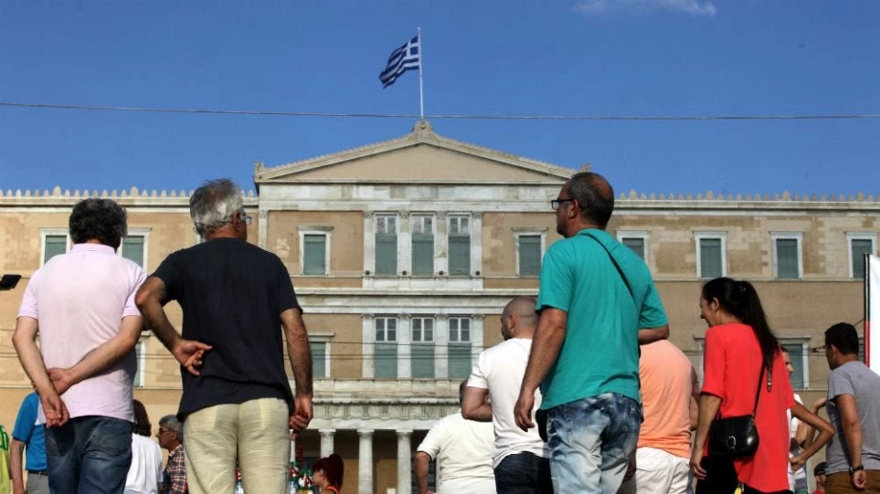 Ερευνα: Οι Έλληνες δηλώνουν θρησκευόμενοι και κατά των μεταναστών